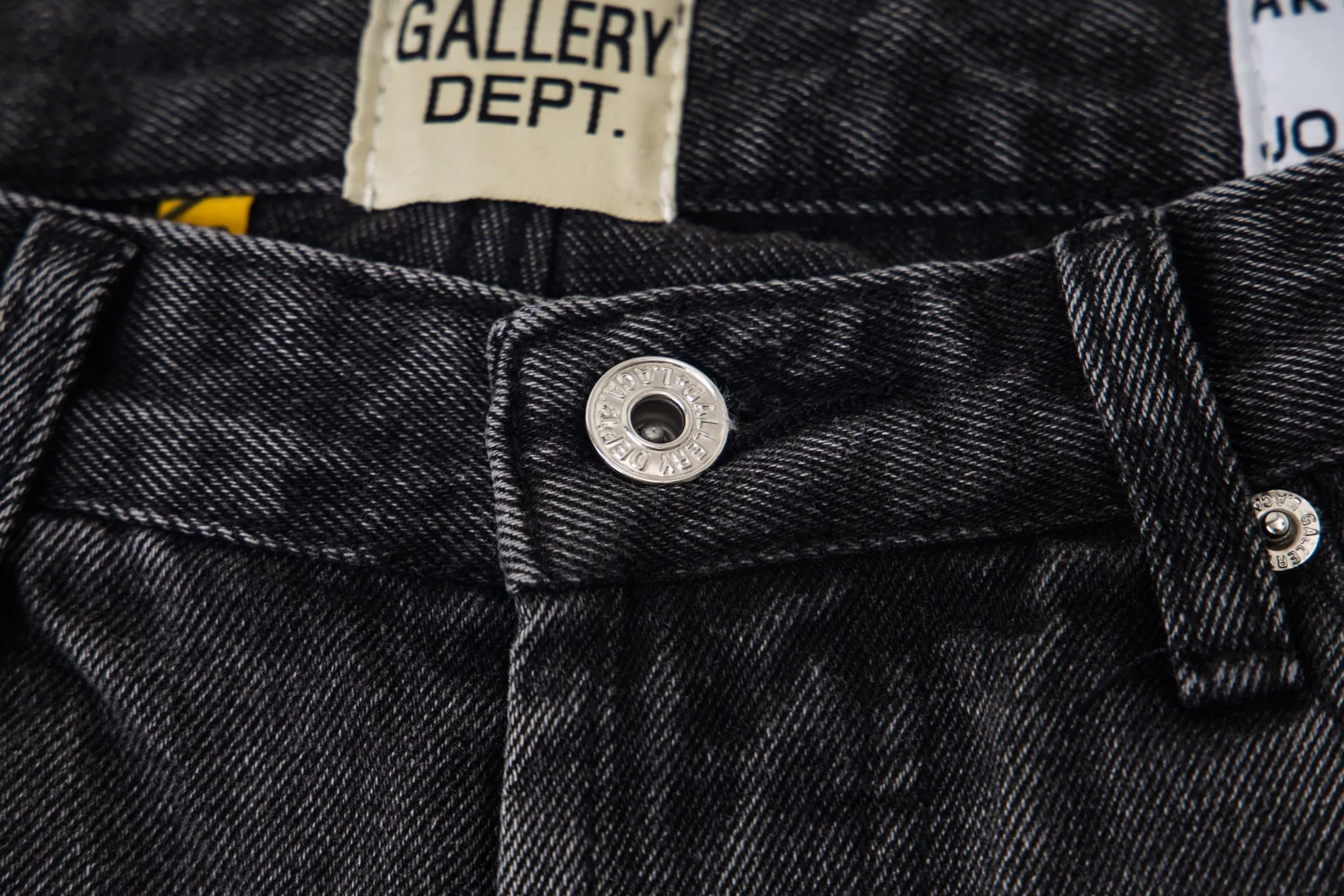 P240 Chrome Hearts Gallery co-branded limited-edition cross-flared flared jeans are a hot item this season and are sought after by countless celebrities and fashionistas. The neat details of the cutting process add color to the playful fashion! The neat and meticulous design, and the well-fitting structure is unique. The upper body not only has outstanding recognition, but also looks younger and younger. A style with the ultimate wearing meaning and performance, gorgeous color matching, and the craftsmanship of this style is also extremely extraordinary. After the finished product is washed, it is disassembled and hand-made with sheepskin cross leather and then spliced ​​together to complete. The whole piece has too many craftsmanship to describe. It is decorated with patchwork cross flowers and high-waisted washed jeans! ! Absolutely high-end luxury product, a god-level single product, a super popular product, made with top heavy industry, a must-see magic weapon that can't be missed. Style number: 1836 Size: 28 30 32 34 36 Color: black